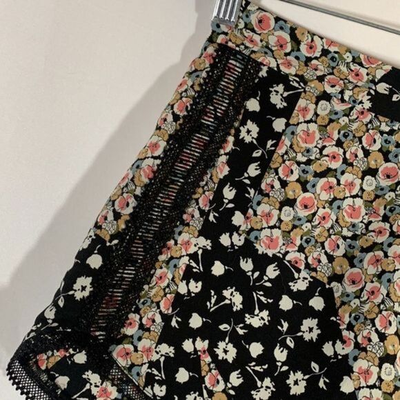 Topshop Black Multi-Coloured Floral Shorts - Picture 2 of 6
